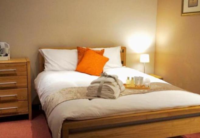 Stratton Cottage Guesthouse Biggleswade Exterior foto A bedroom at the hotel