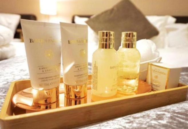 Stratton Cottage Guesthouse Biggleswade Exterior foto A selection of amenities by L'Occitane